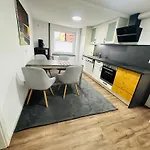 Monteure-business - 2x Mit Kueche, 1x Uebernachtungszimmer - Wlan-parkplatz-waschmaschine Apartament *