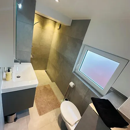 Monteure-business - 2x Mit Kueche, 1x Uebernachtungszimmer - Wlan-parkplatz-waschmaschine